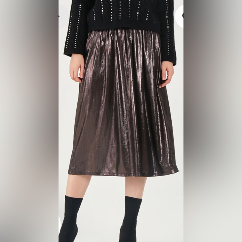 NEW 89th & Madison Metallic Midi Skirt. Large
